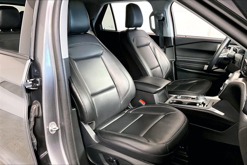 Used 2023 Ford Explorer XLT w/ Equipment Group 202A image 7