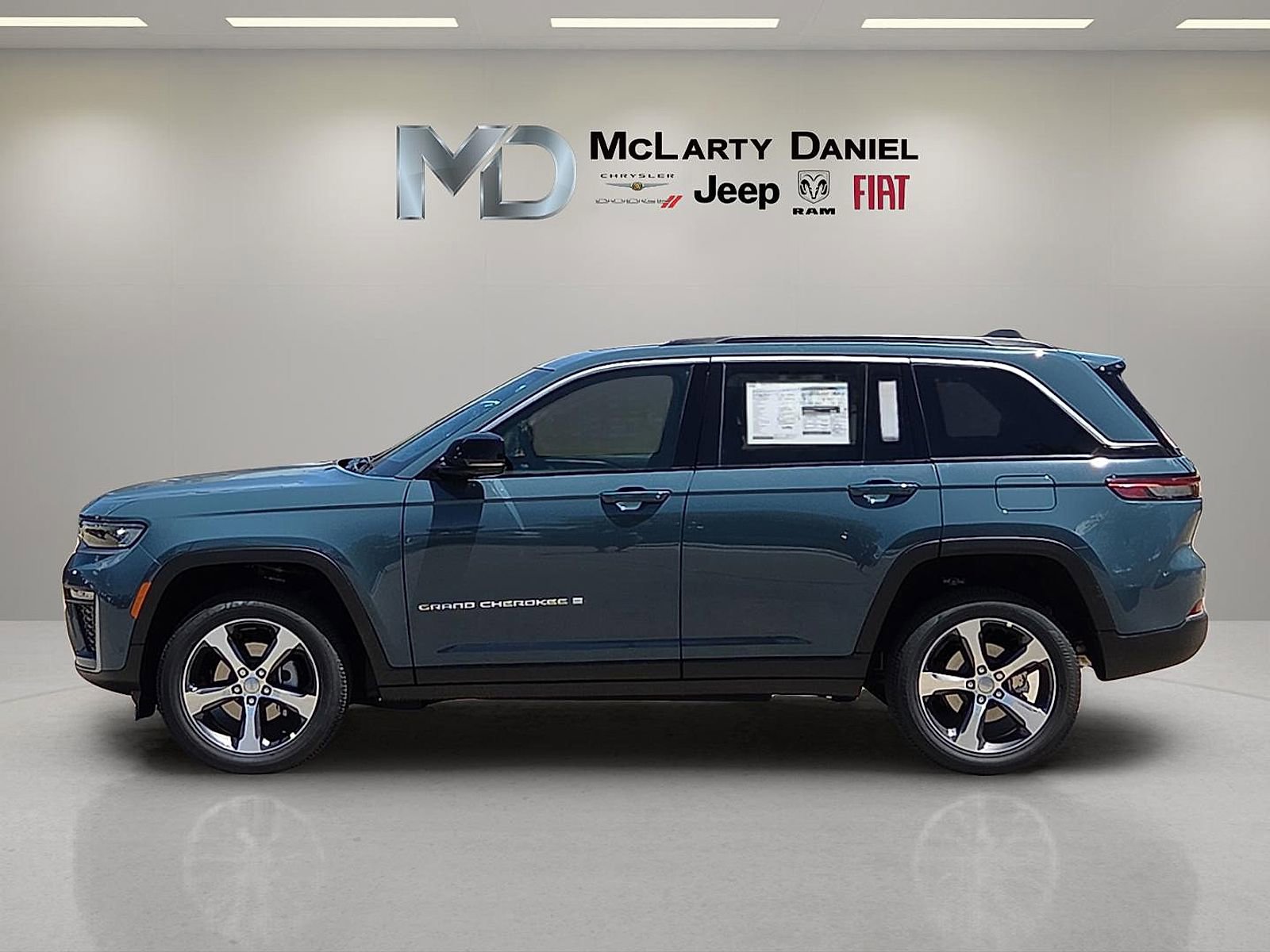 New 2026 Jeep Grand Cherokee Limited w/ Luxury Tech Group II AWD/4WD image 3