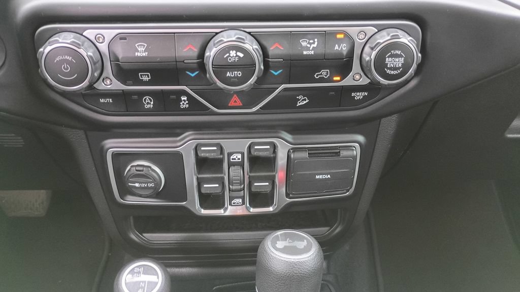 Used 2020 Jeep Wrangler Unlimited Sahara AWD/4WD image 15