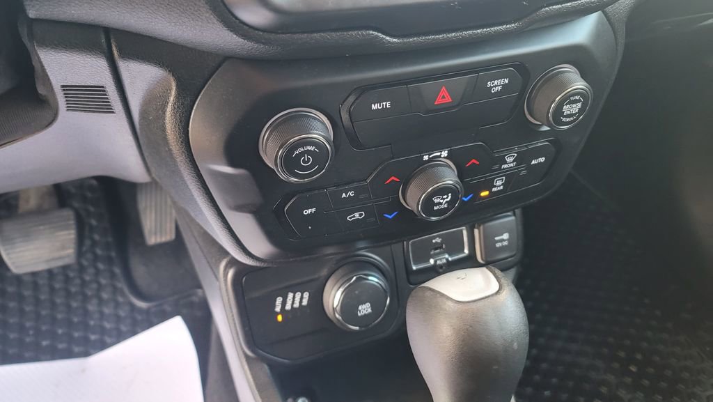 Used 2018 Jeep Renegade Altitude w/ UConnect 8.4 Nav Group image 22