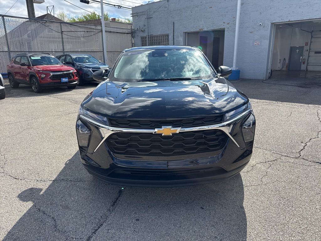 Used 2025 Chevrolet Trax LS FWD image 2