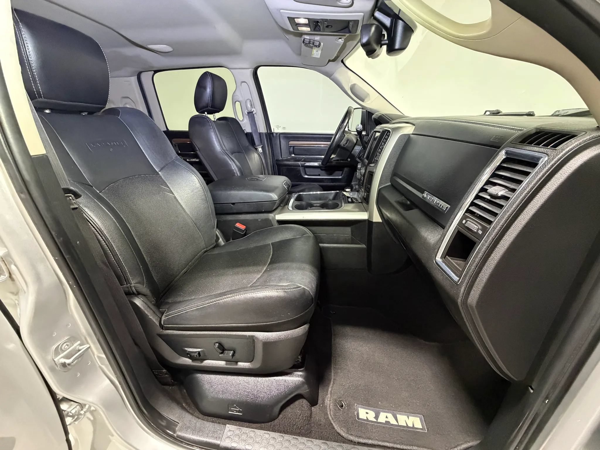 Used 2017 RAM 2500 Laramie w/ Sport Appearance Group AWD/4WD image 17