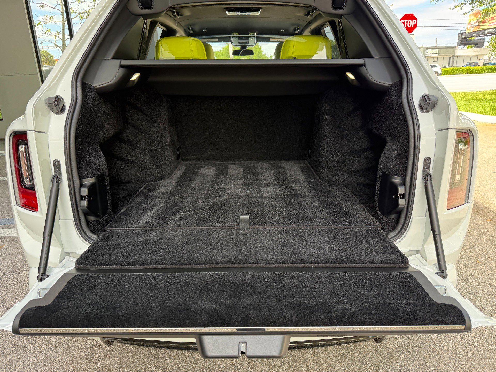 Used 2025 Rolls-Royce Cullinan Black Badge image 46