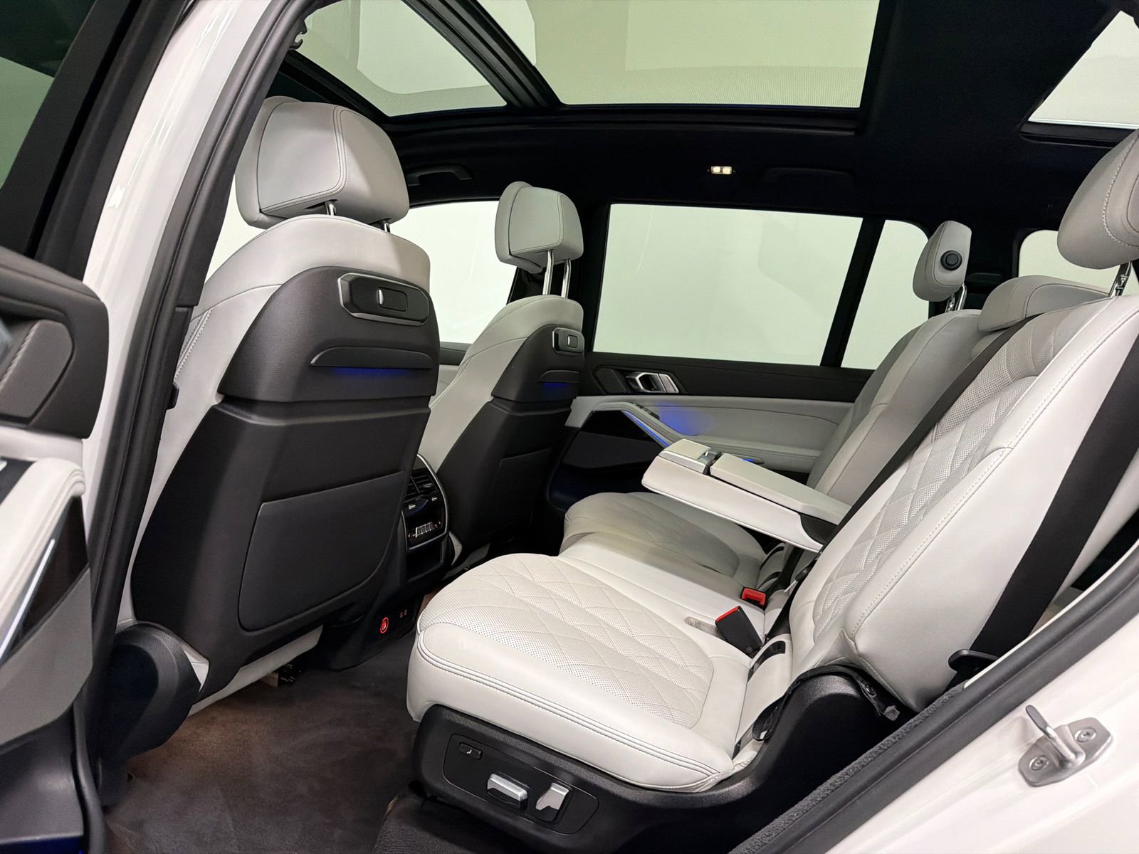 Used 2023 BMW X7 xDrive40i w/ Executive Package image 18