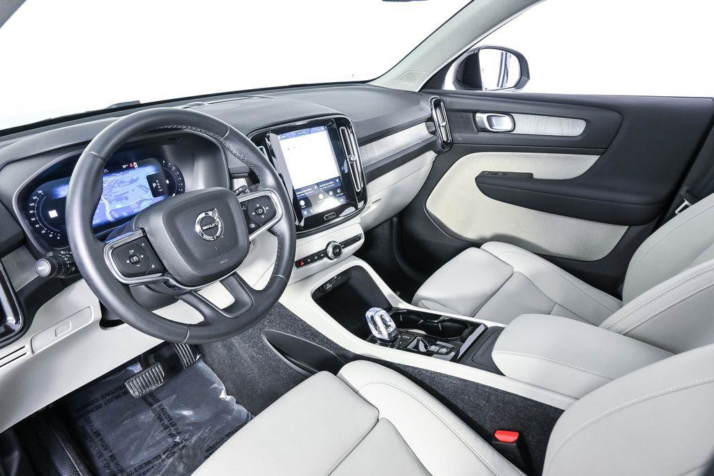 Certified 2026 Volvo XC40 B5 Plus AWD/4WD image 6