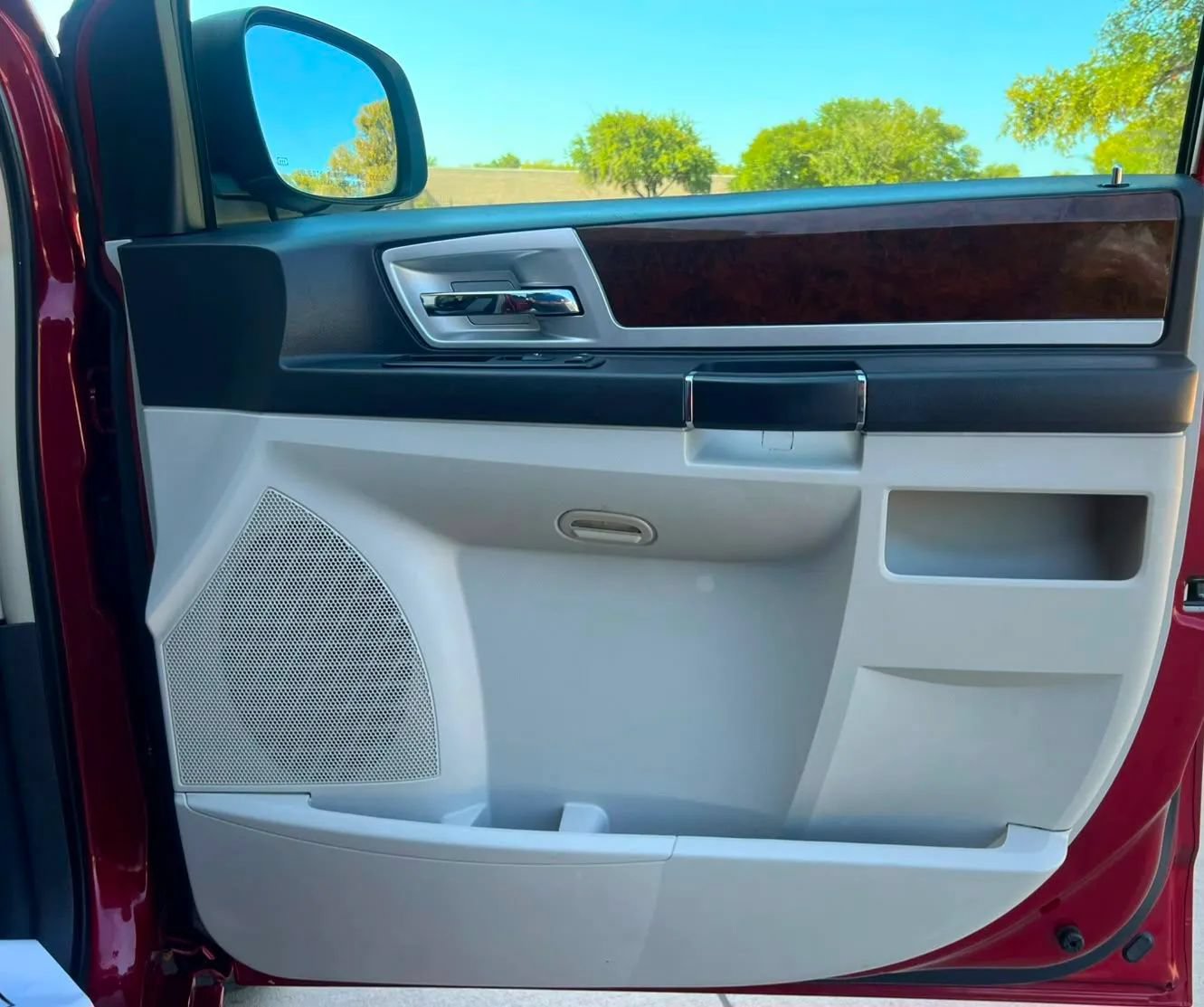 Used 2010 Chrysler Town & Country Touring Plus w/ Safetytec Group FWD image 20
