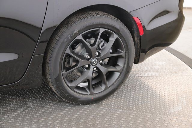 New 2026 Chrysler Pacifica Limited w/ S Appearance Package image 14