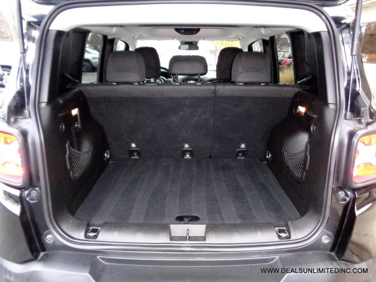 Used 2017 Jeep Renegade Latitude w/ Cold Weather Group image 20