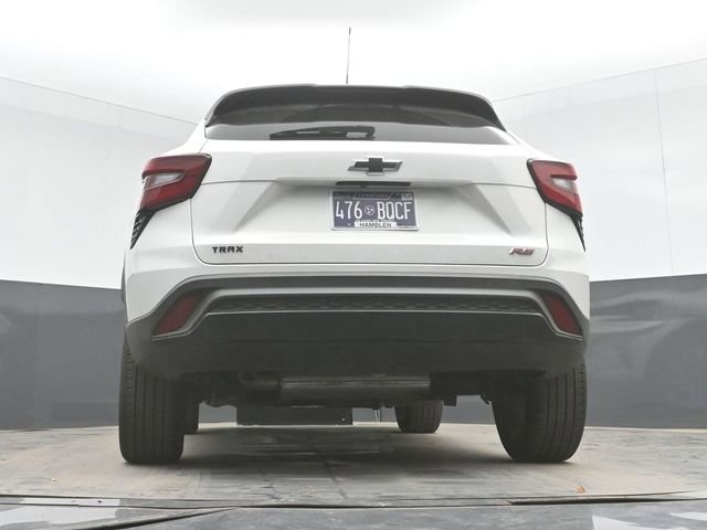 Used 2025 Chevrolet Trax RS w/ Sunroof Package FWD image 32