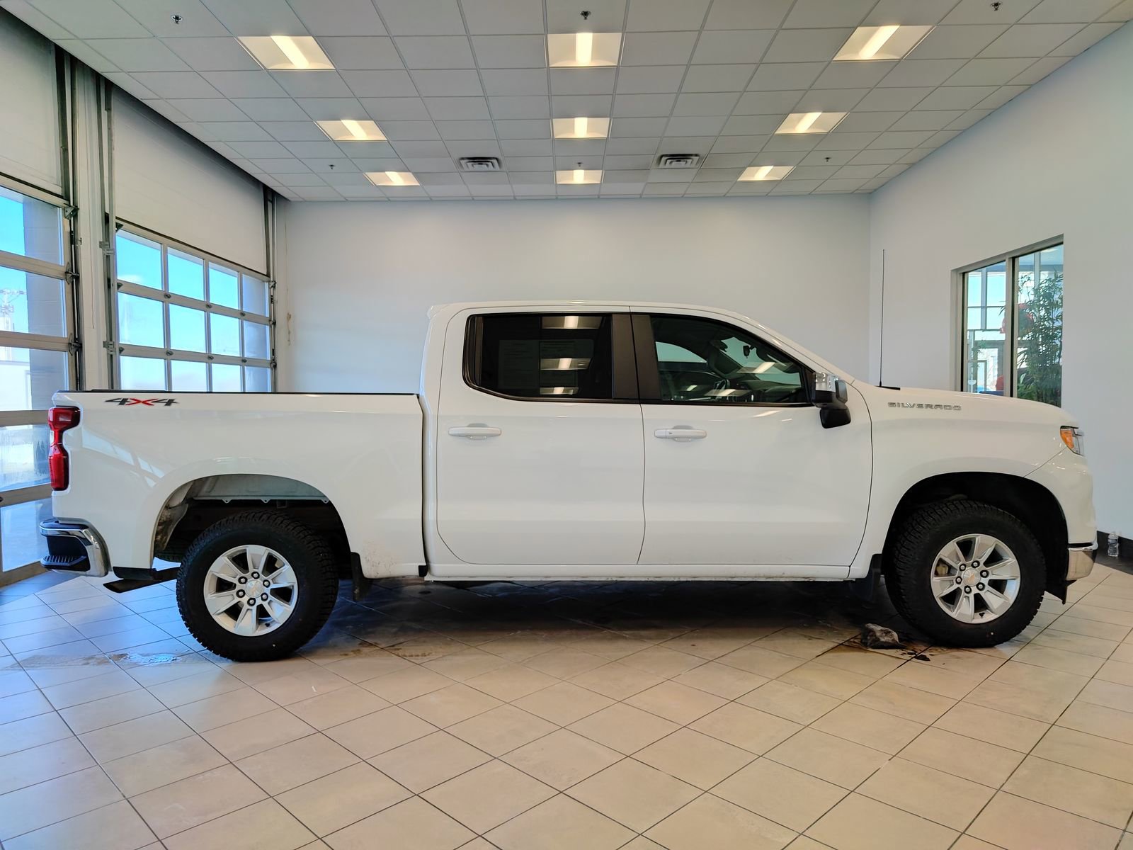 Used 2025 Chevrolet Silverado 1500 LT image 2