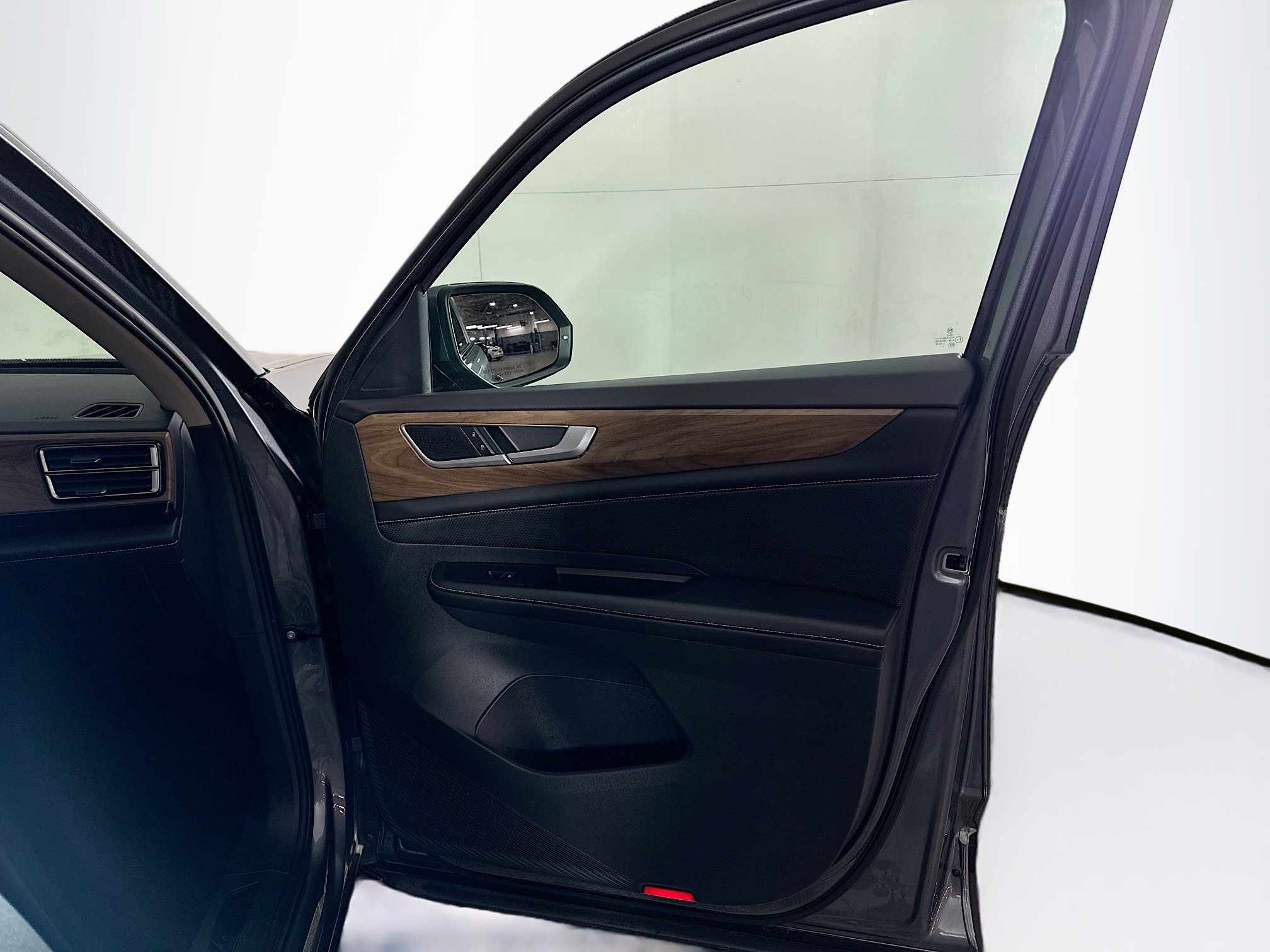 Used 2025 Volkswagen Atlas SE image 33