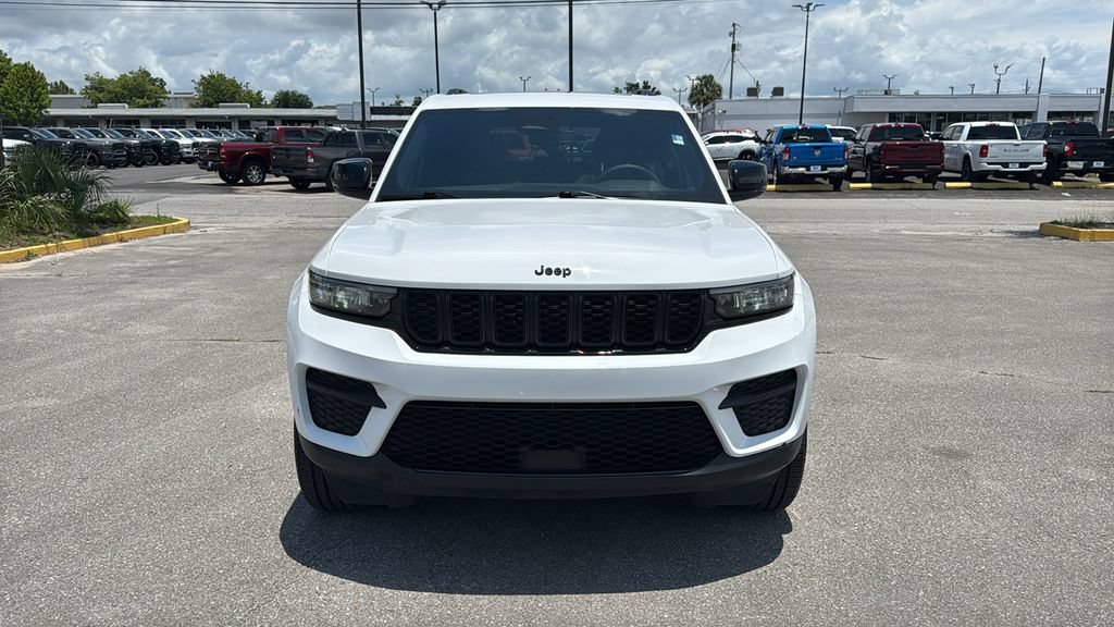 Used 2023 Jeep Grand Cherokee Altitude AWD/4WD image 9