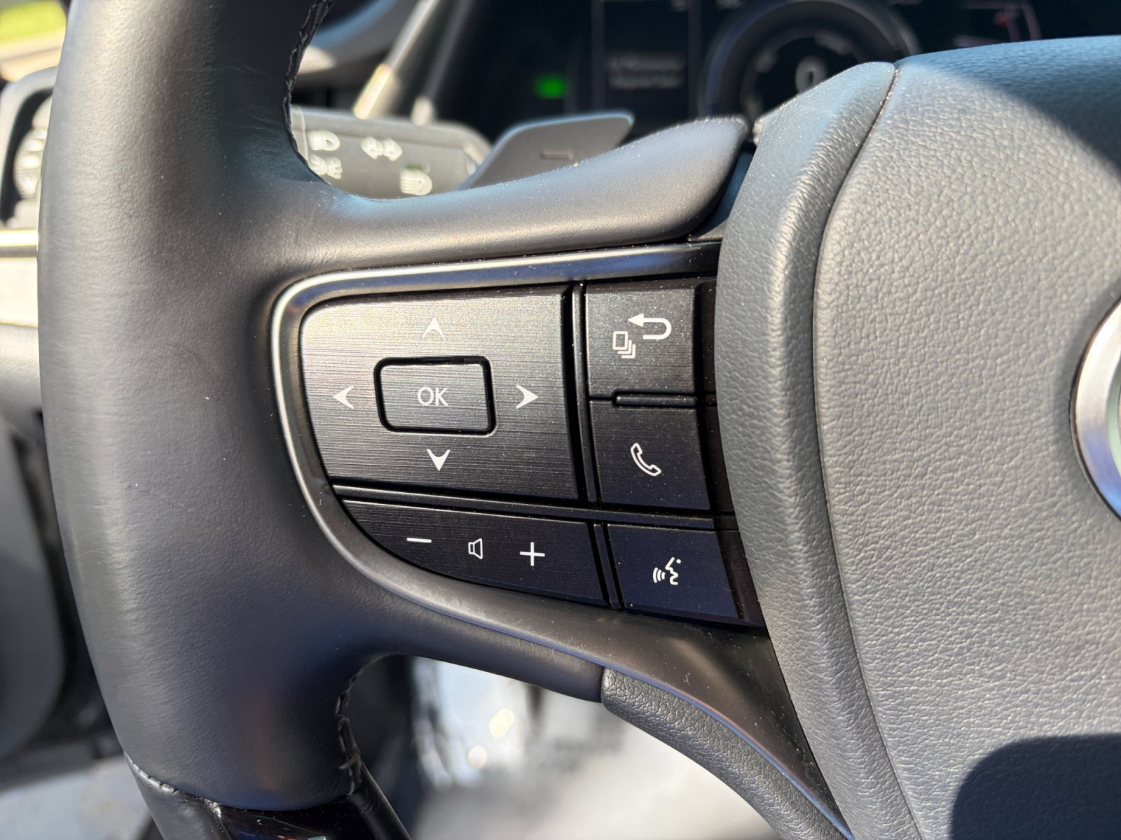 Used 2019 Lexus ES 300h w/ Accessory Package 2 FWD image 14