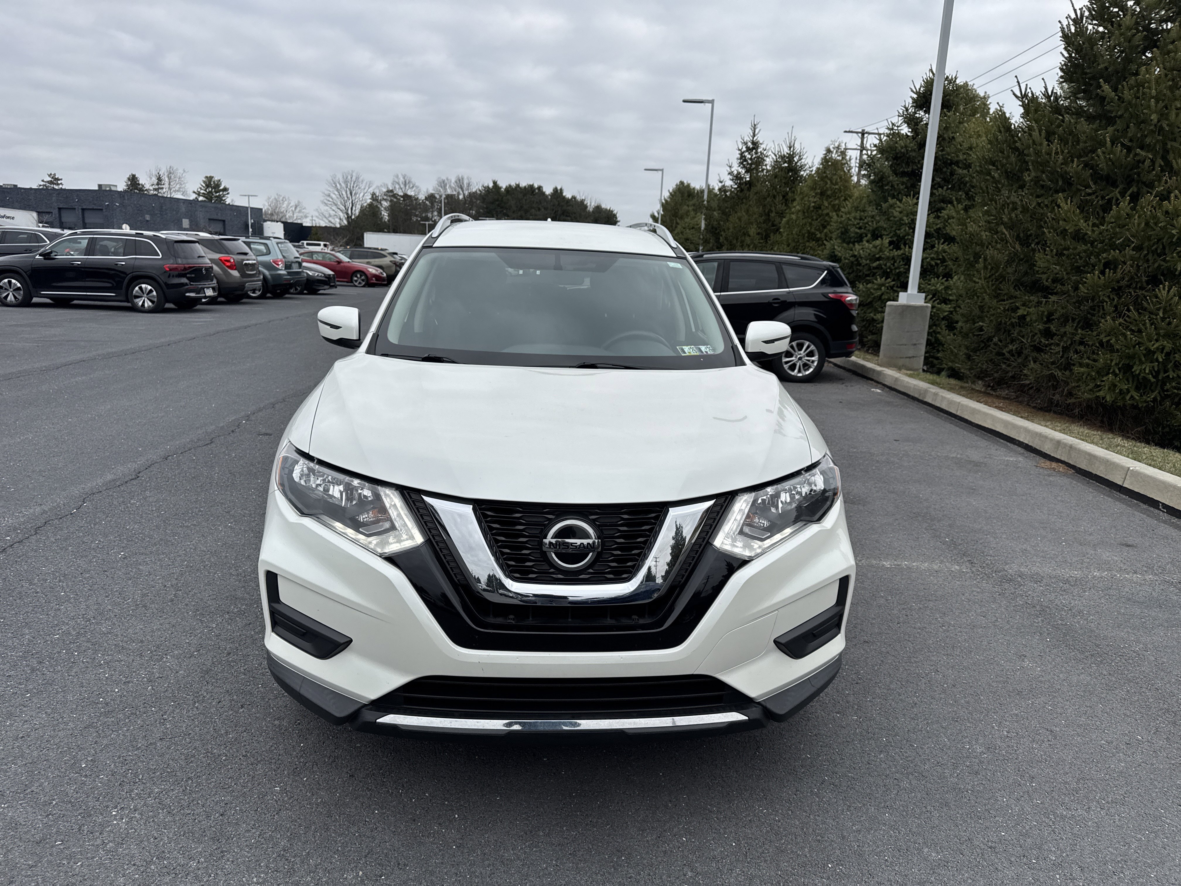 Used 2018 Nissan Rogue SV image 3