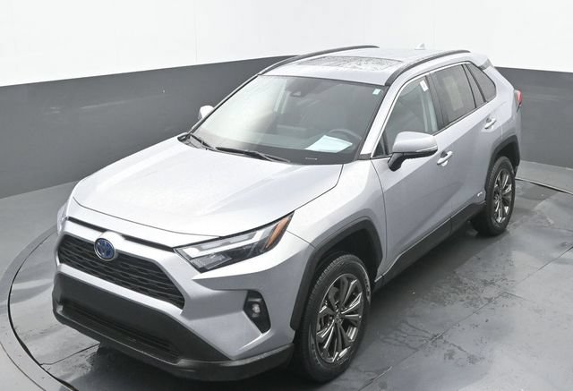 Used 2022 Toyota RAV4 XLE Premium AWD/4WD image 33