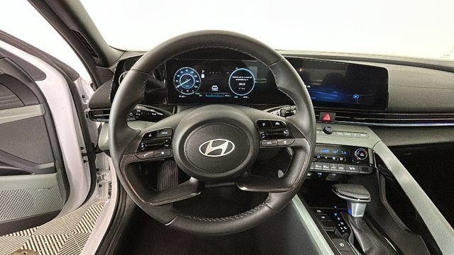 Certified 2025 Hyundai Elantra Limited FWD image 15