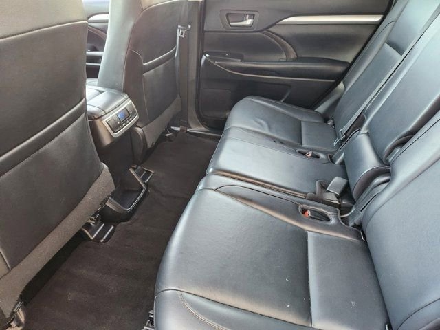 Used 2019 Toyota Highlander XLE image 31