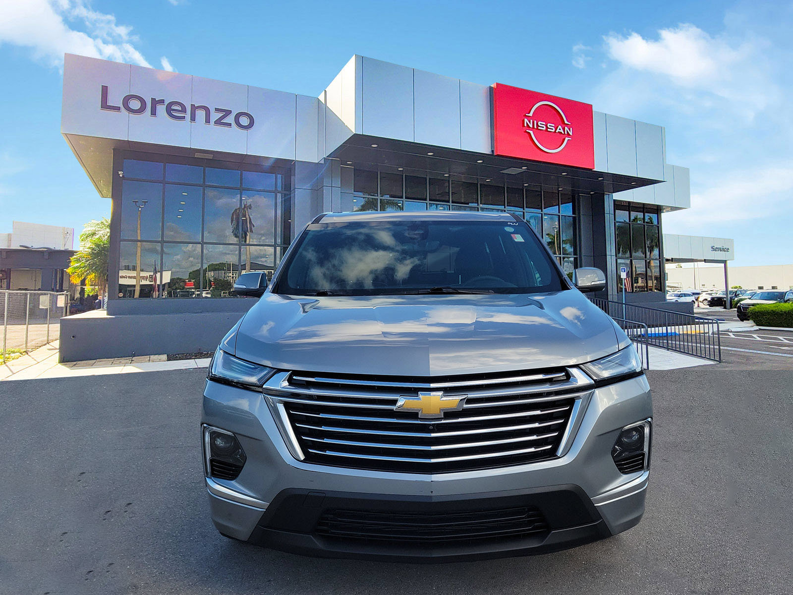 Used 2023 Chevrolet Traverse Premier FWD image 2