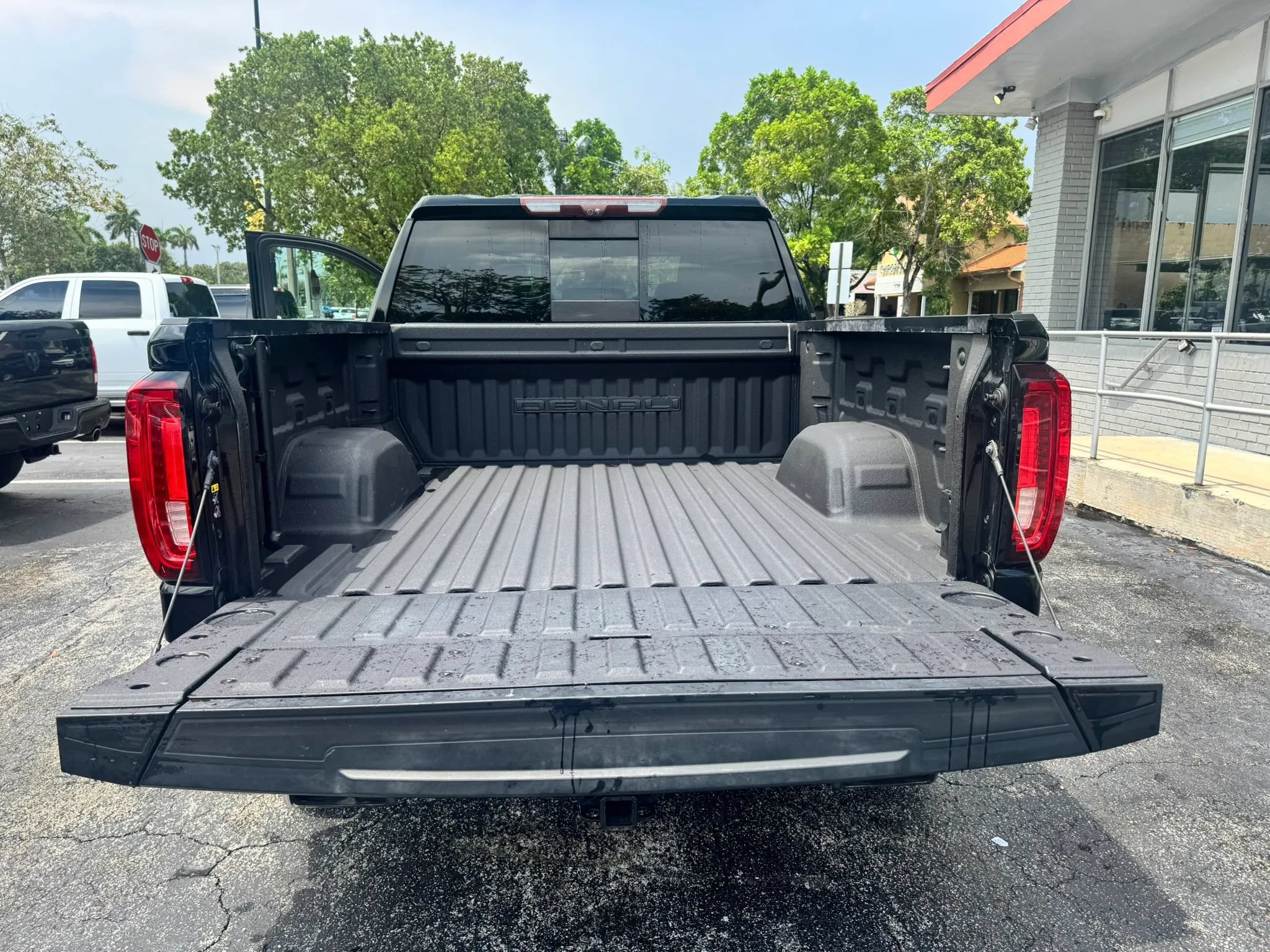 Used 2020 GMC Sierra 1500 Denali w/ Technology Package AWD/4WD image 8