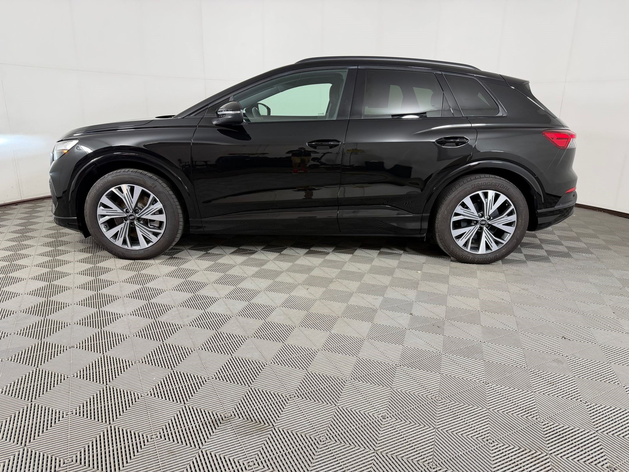Certified 2025 Audi Q4 e-tron Premium w/ Convenience Package RWD image 2