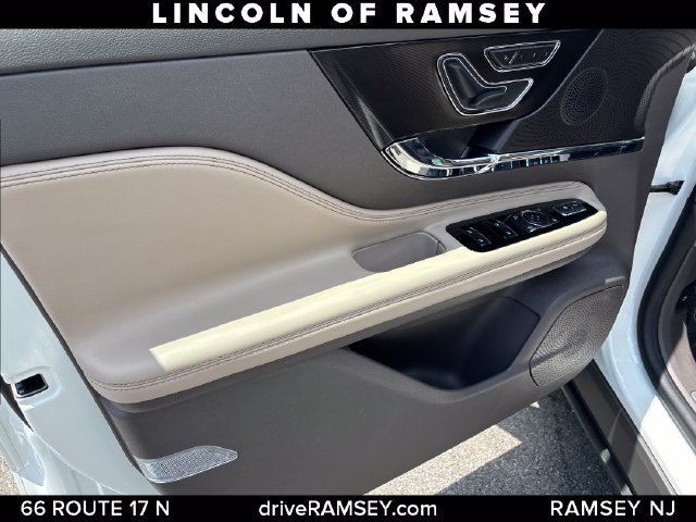 Certified 2023 Lincoln Corsair AWD image 13