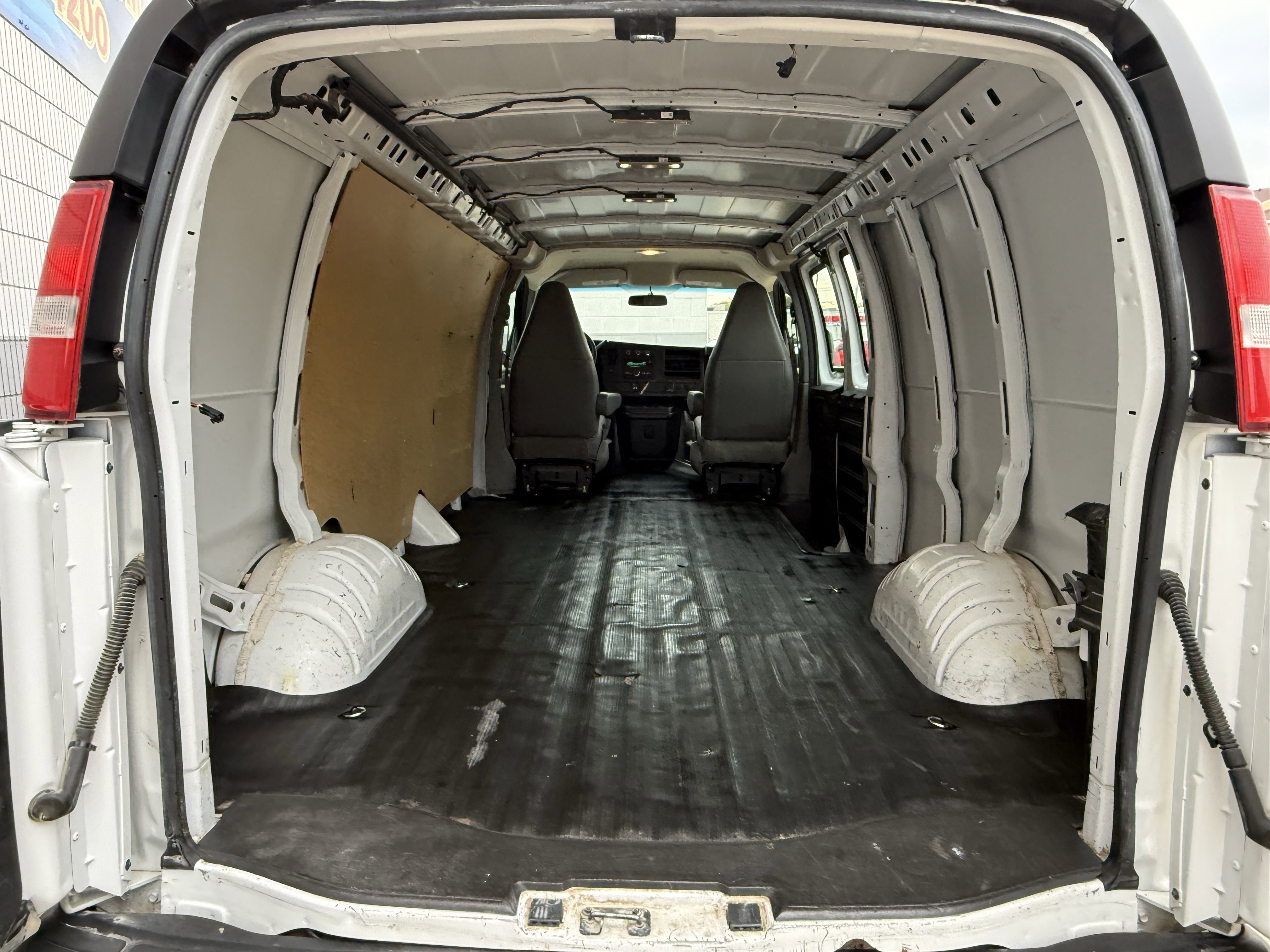 Used 2017 Chevrolet Express 2500 Extended image 9