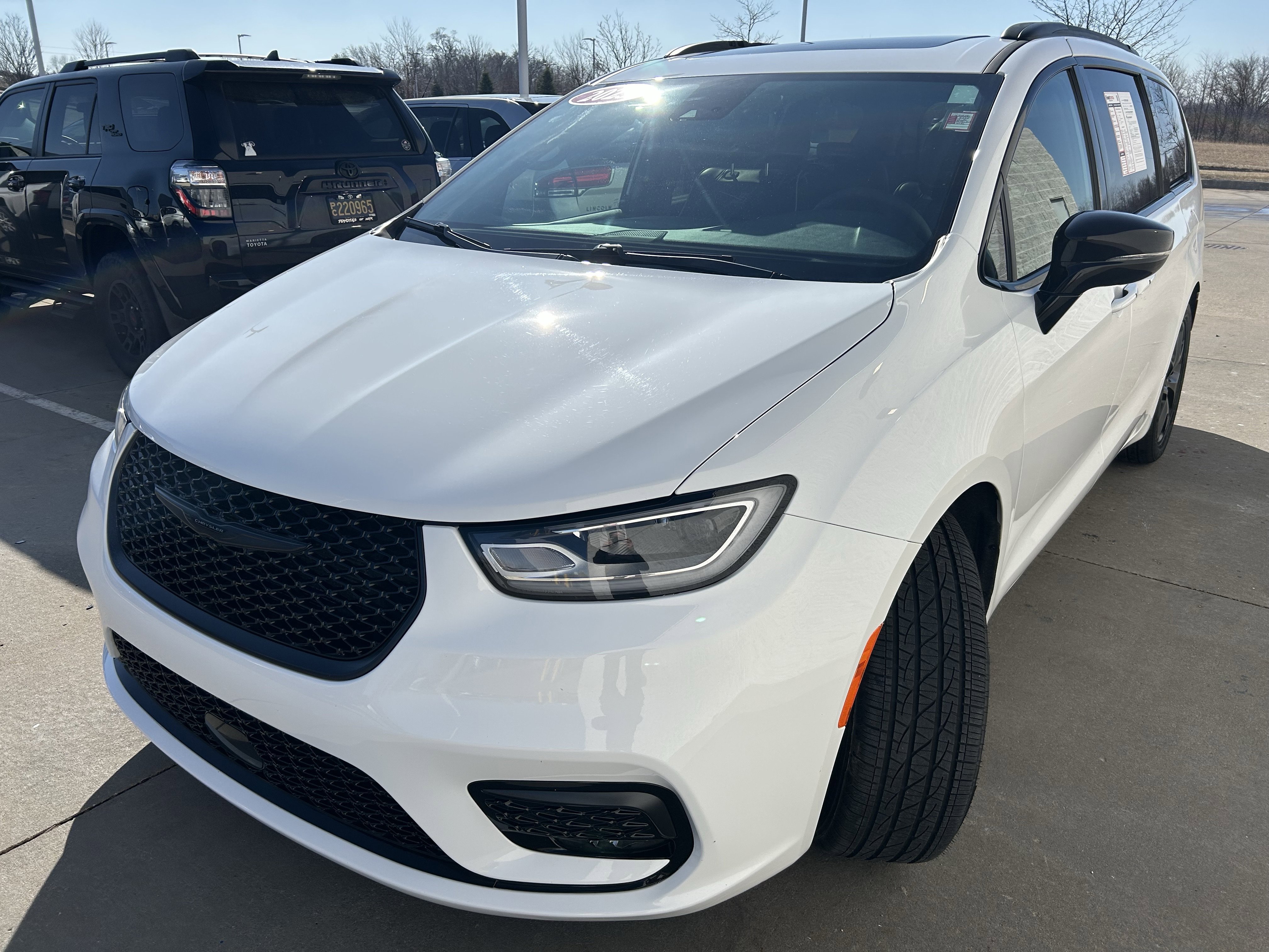 Used 2025 Chrysler Pacifica Limited image 3