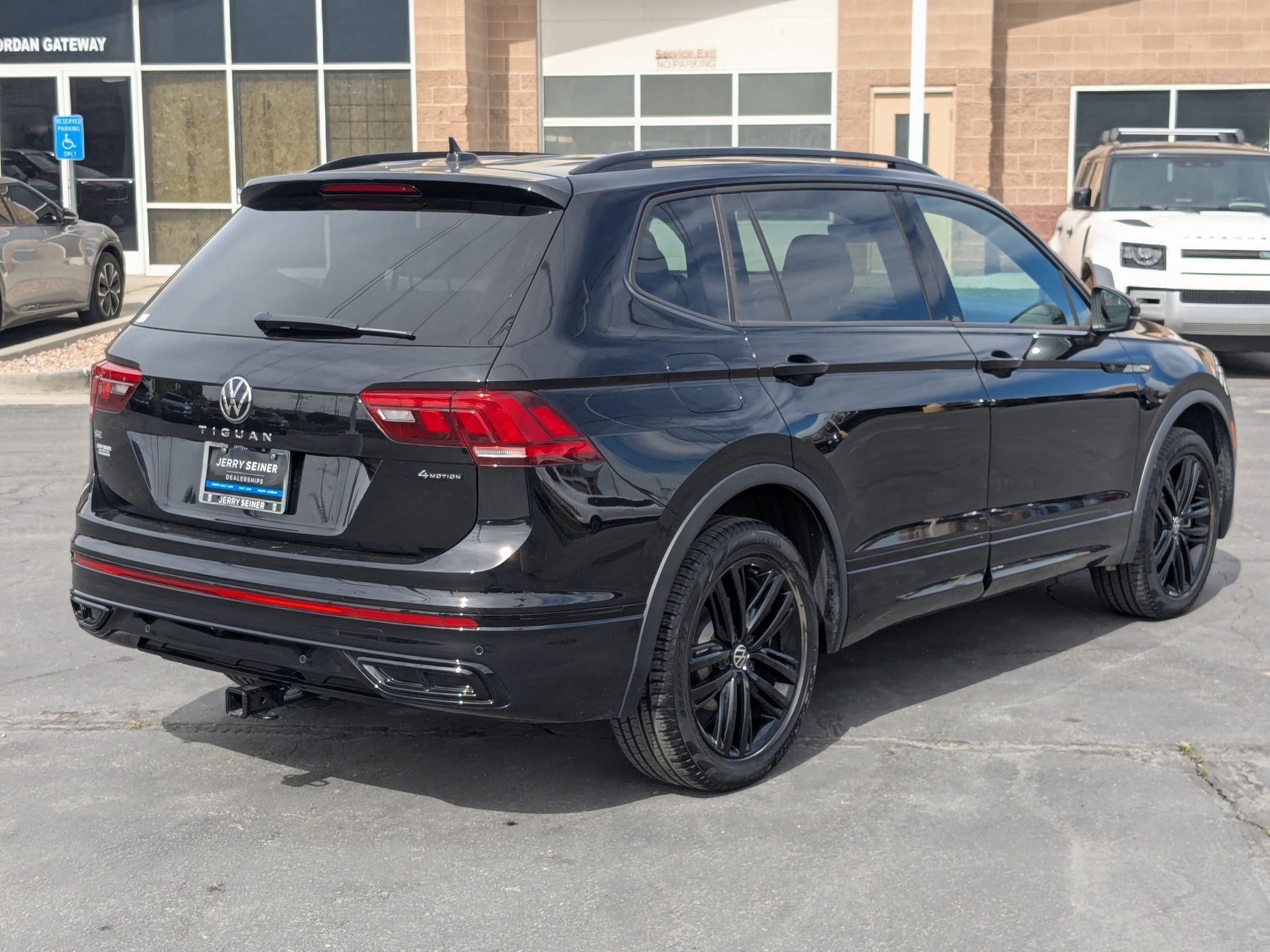 Used 2022 Volkswagen Tiguan SE R-Line AWD/4WD image 6