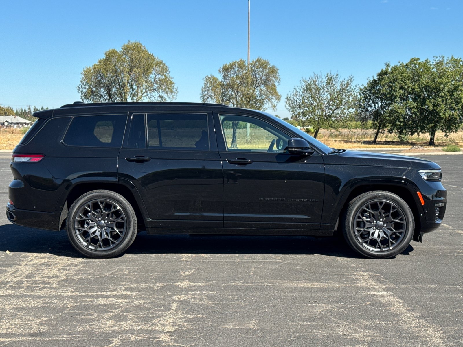 Used 2025 Jeep Grand Cherokee L Summit w/ Obsidian Package AWD/4WD image 3