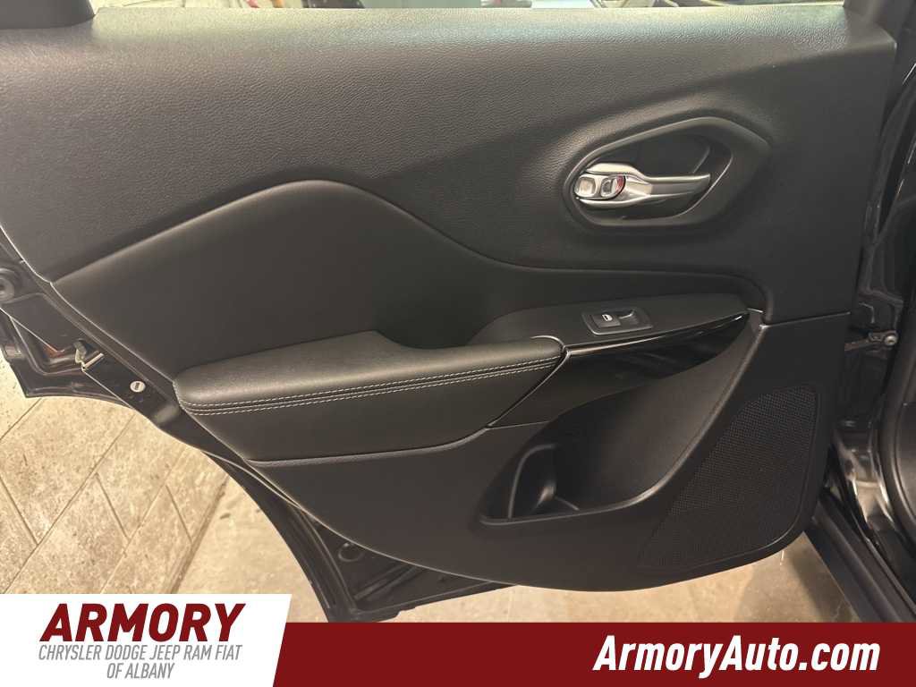 Used 2023 Jeep Cherokee Altitude Lux image 23