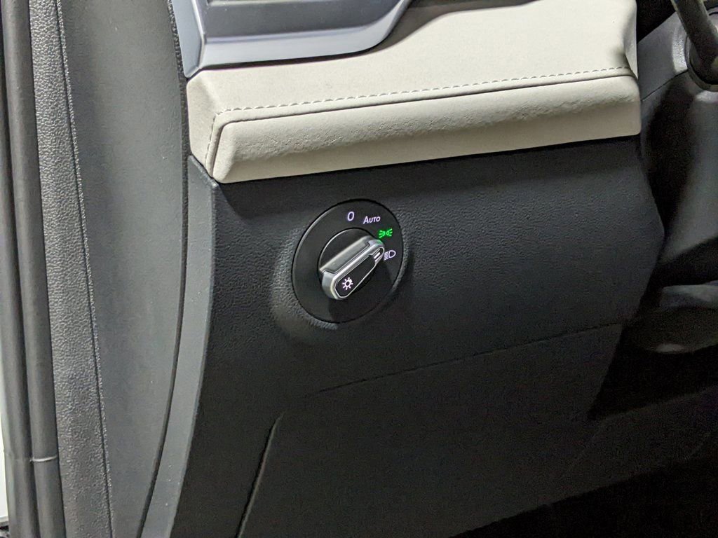 New 2025 Volkswagen Taos SE image 11