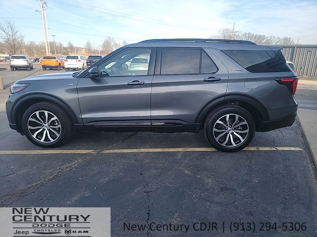 Used 2025 Ford Explorer ST-Line AWD/4WD image 2