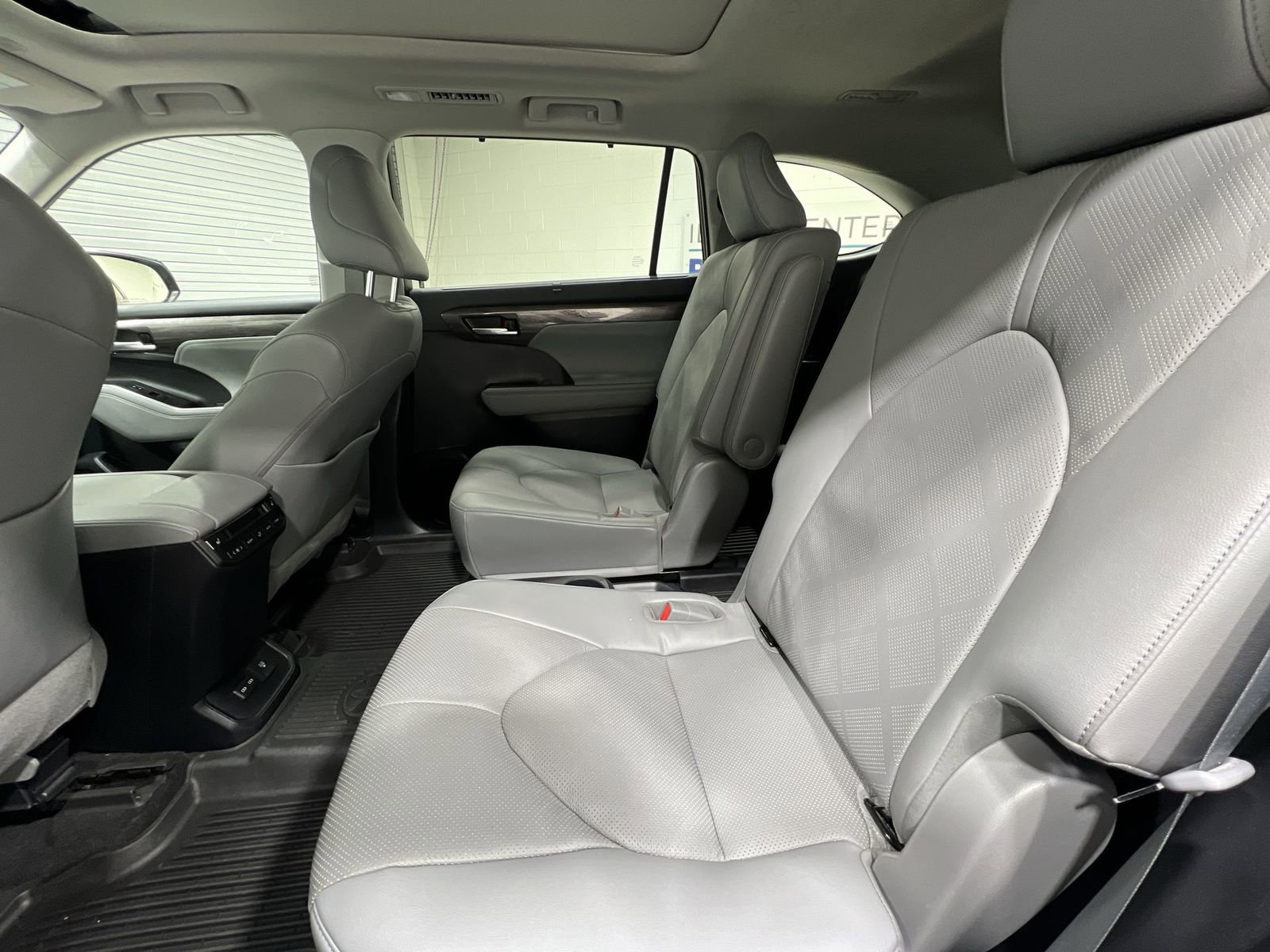 Used 2023 Toyota Highlander Platinum image 22
