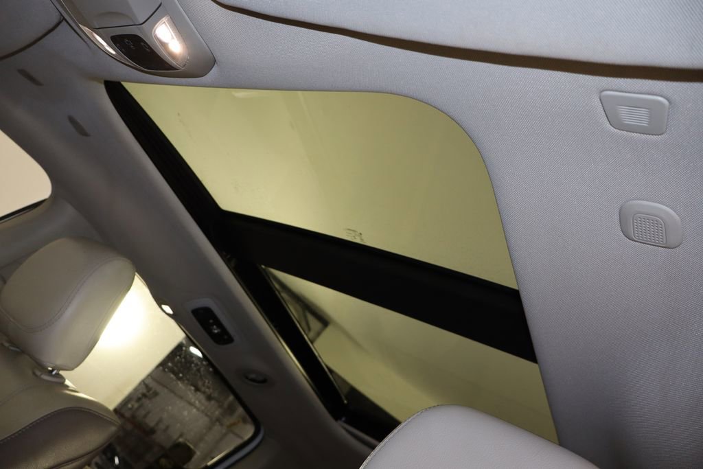 Used 2018 Chrysler Pacifica Touring-L Plus w/ Tire & Wheel Group image 19