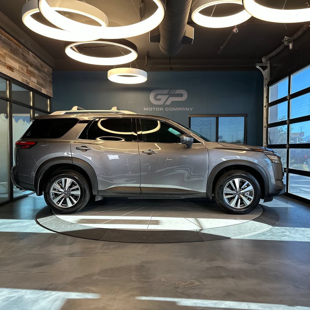 Used 2025 Nissan Pathfinder SL AWD/4WD image 2
