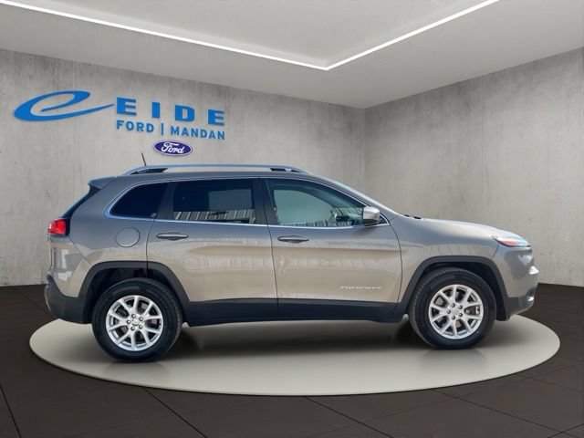 Used 2016 Jeep Cherokee Latitude w/ Cold Weather Group AWD/4WD image 13