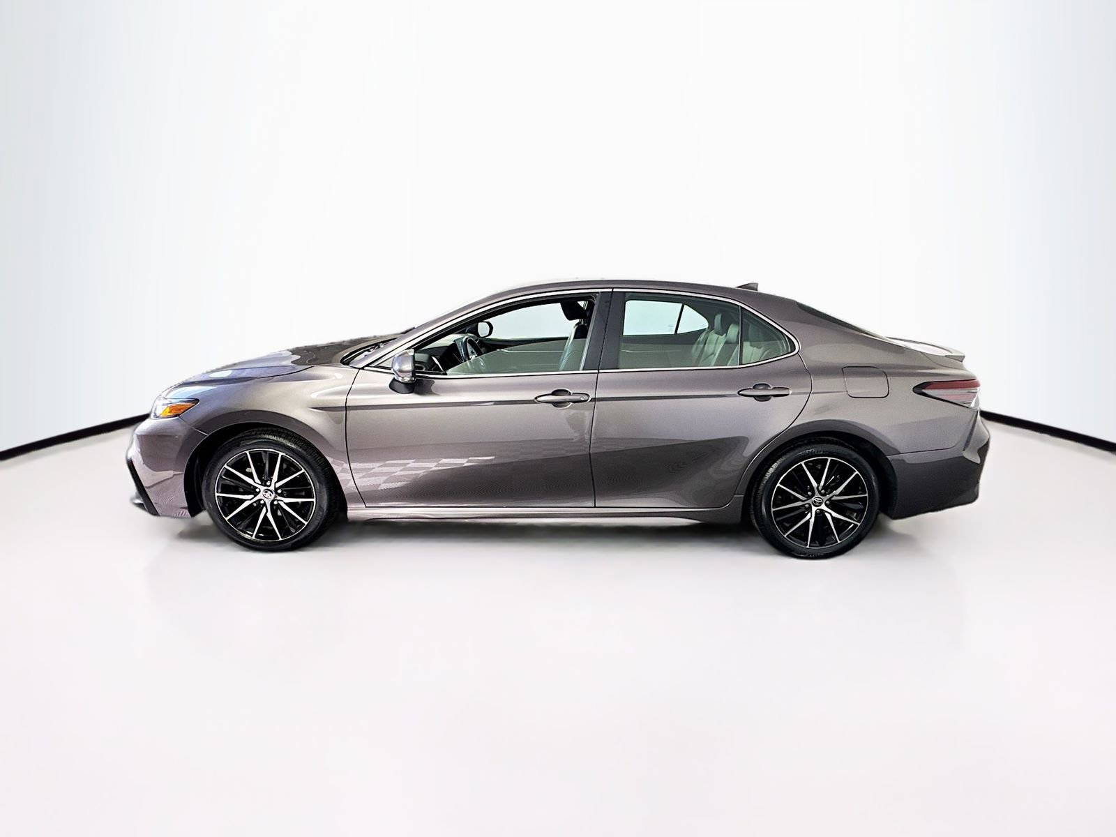 Used 2024 Toyota Camry SE FWD image 4