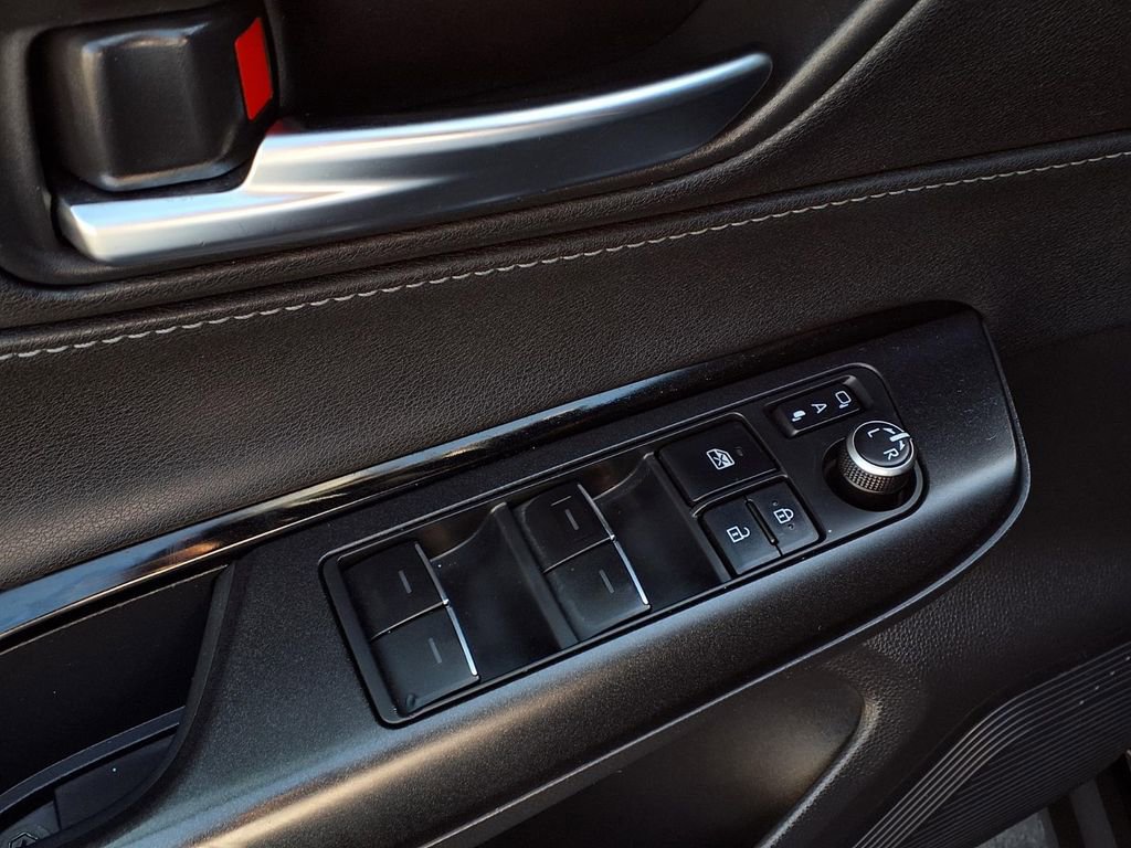 Certified 2021 Toyota Venza LE w/ Carpet Mat Package (TMS) image 18