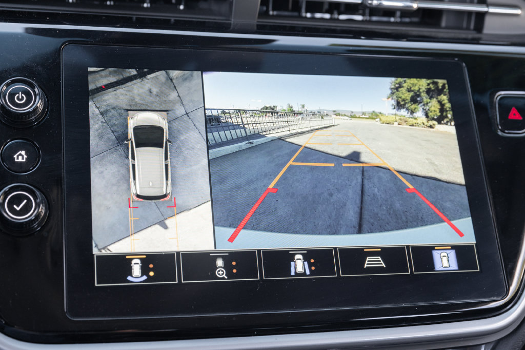Used 2023 Chevrolet Bolt LT FWD image 30