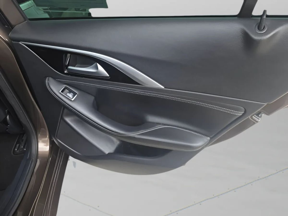 Used 2019 INFINITI QX30 FWD image 5