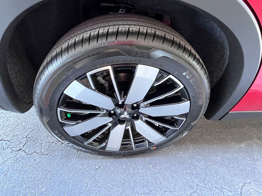New 2025 Mitsubishi Outlander SE image 26
