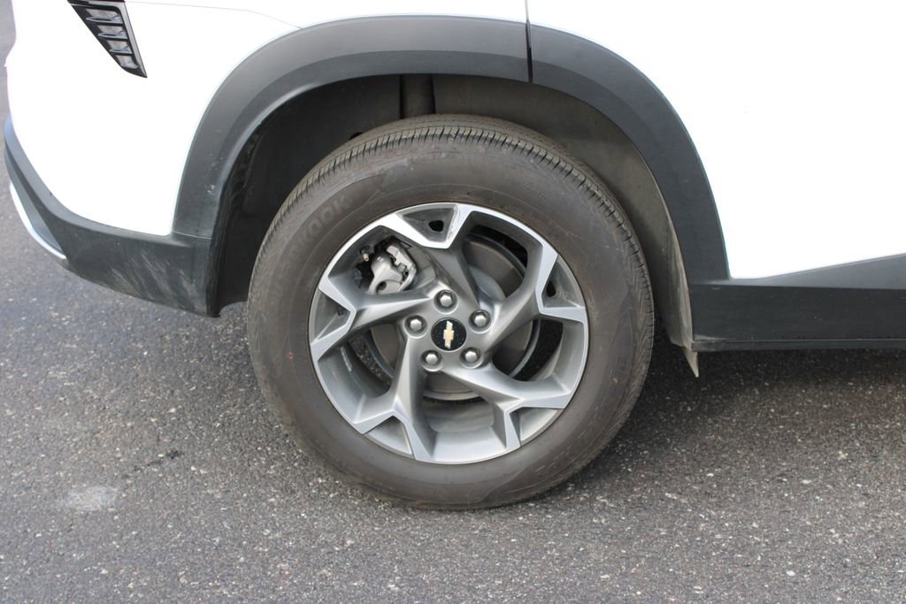 Used 2025 Chevrolet Trax LT w/ LT Convenience Package image 12