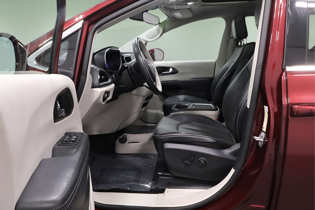 Used 2020 Chrysler Pacifica Limited w/ 8-pass Seating Package FWD image 11