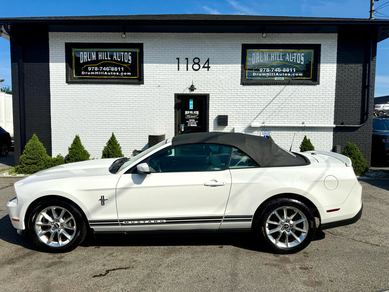 Used 2010 Ford Mustang Convertible image 2