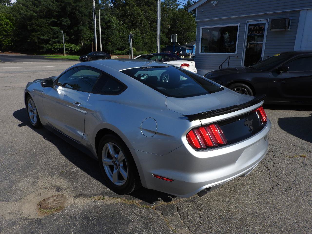 Used 2017 Ford Mustang Coupe RWD image 3