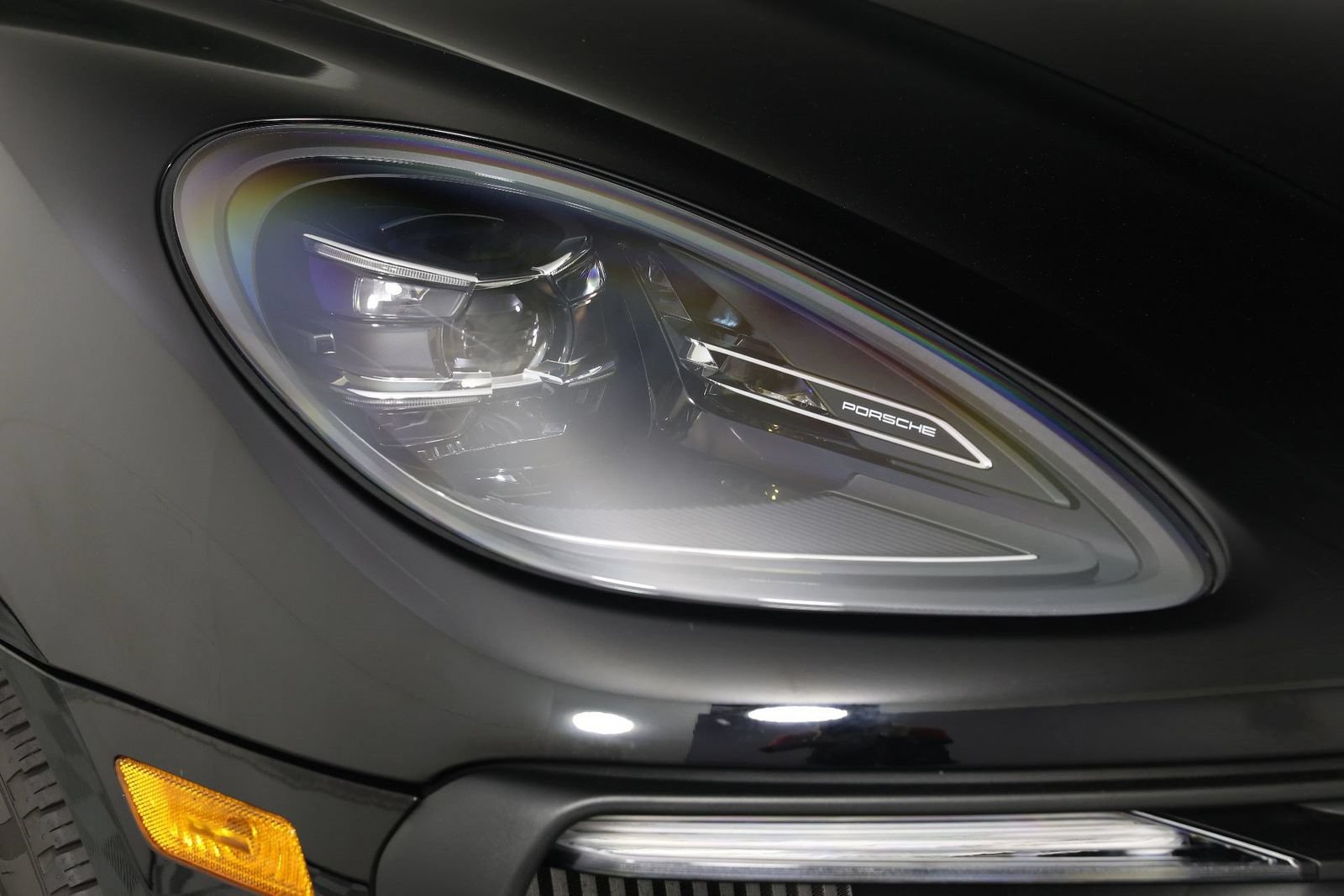 Certified 2023 Porsche Macan S AWD/4WD image 28