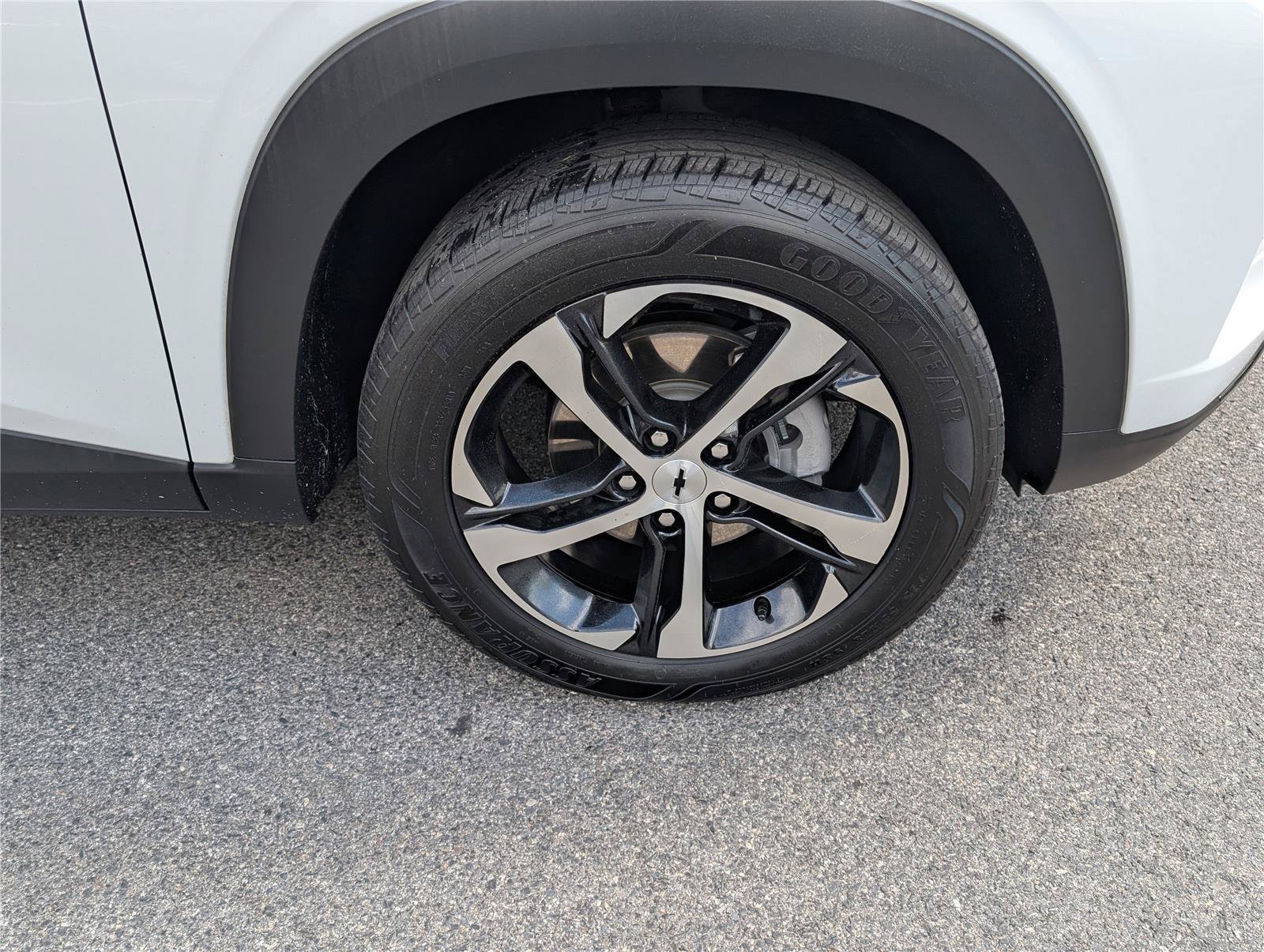 Used 2025 Chevrolet Trax RS w/ Sunroof Package FWD image 9