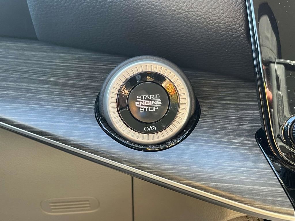 Certified 2024 Jeep Wagoneer L Series II w/ Flexible Seating Group image 36