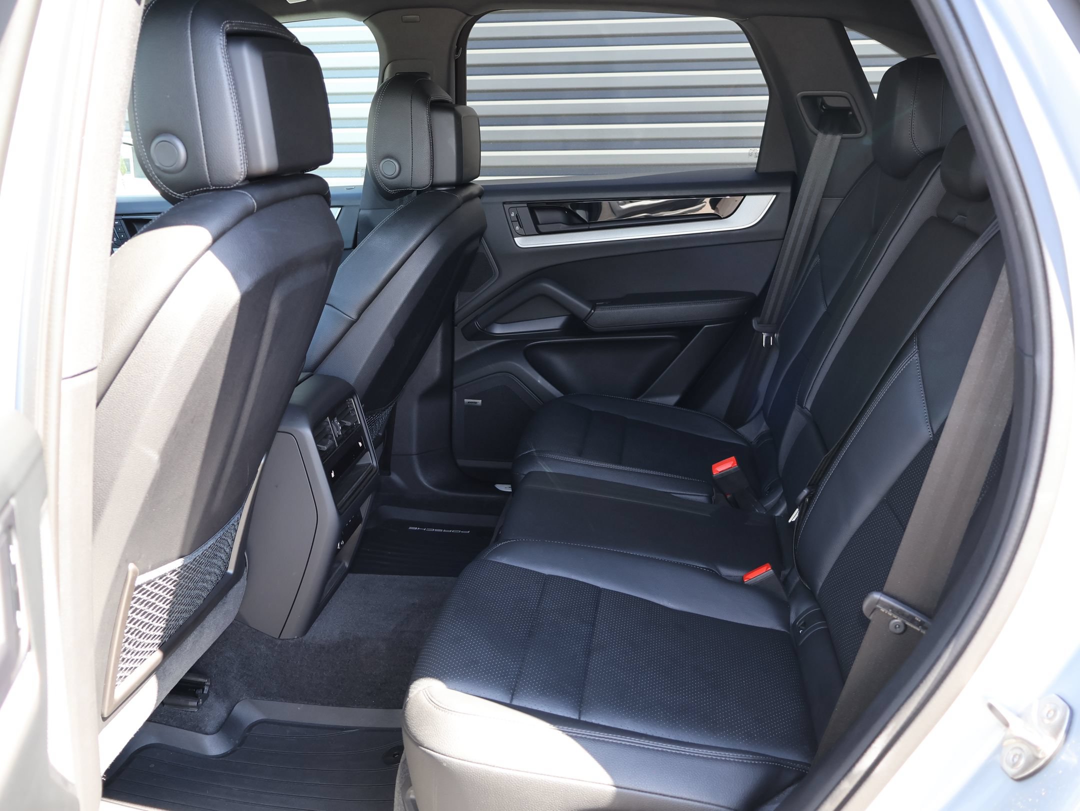 Certified 2024 Porsche Cayenne AWD/4WD image 28