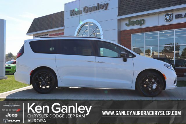New 2026 Chrysler Pacifica Limited w/ Uconnect Theater Family Group
